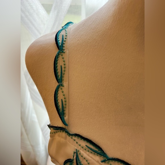 WHITE HOUSE BLACK MARKET White with Turquoise Embroidered Flowers Top - Picture 6 of 10